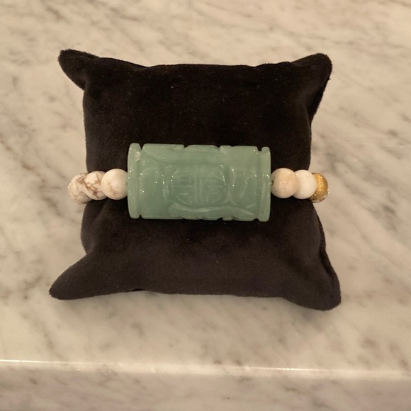 Carved Jade and Howlite Beaded Bracelet - Picture 2 of 13